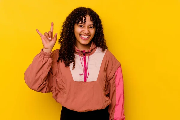 Jovem Mestiça Isolada Sobre Fundo Rosa Mostrando Gesto Chifres Como — Fotografia de Stock