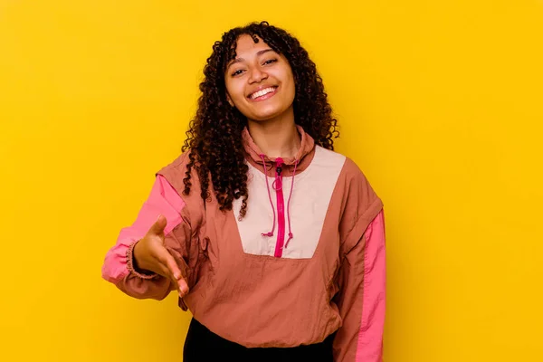 Jovem Mista Mulher Isolada Fundo Rosa Esticando Mão Câmera Gesto — Fotografia de Stock