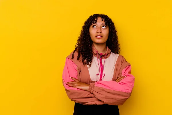 Jovem Mulher Raça Mista Isolado Fundo Rosa Cansado Uma Tarefa — Fotografia de Stock