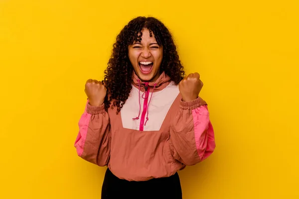 Mujer Joven Mestiza Aislada Sobre Fondo Rosa Animando Despreocupada Emocionada — Foto de Stock