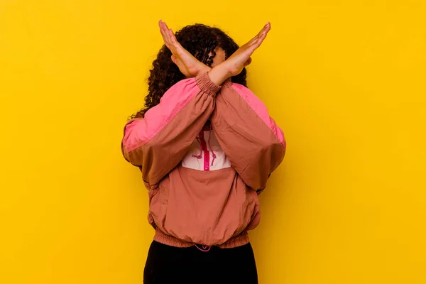 Jovem Mestiça Isolada Sobre Fundo Rosa Mantendo Dois Braços Cruzados — Fotografia de Stock