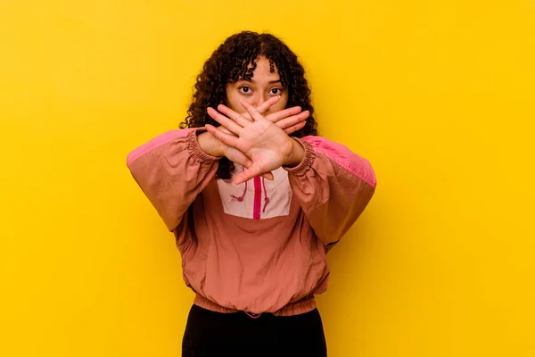 Giovane Donna Mista Isolato Sfondo Rosa Facendo Gesto Negazione — Foto Stock