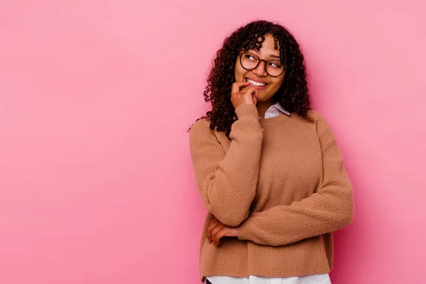 Jovem Mista Mulher Isolada Fundo Rosa Relaxado Pensando Algo Olhando — Fotografia de Stock