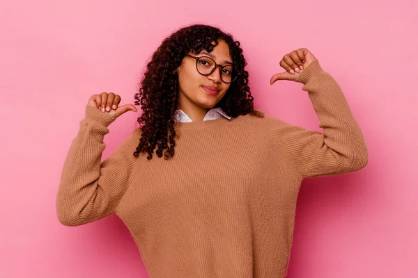 Mujer Joven Mestiza Aislada Sobre Fondo Rosa Siente Orgullosa Segura — Foto de Stock