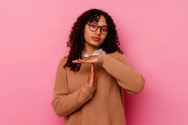 Jovem Mista Mulher Isolada Fundo Rosa Mostrando Gesto Timeout — Fotografia de Stock