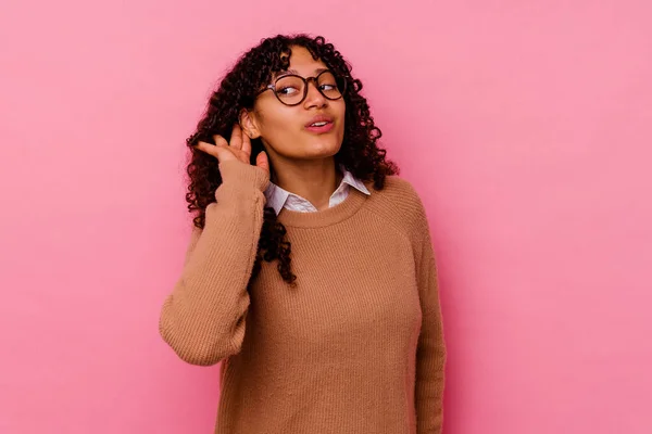 Jovem Mista Mulher Isolada Fundo Rosa Tentando Ouvir Uma Fofoca — Fotografia de Stock