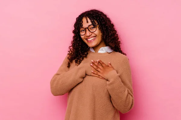 Mujer Joven Raza Mixta Aislada Sobre Fondo Rosa Tiene Expresión —  Fotos de Stock