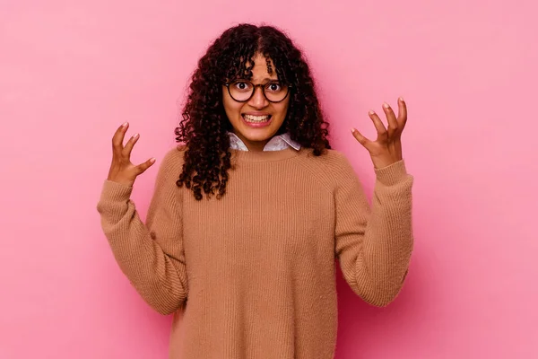 Joven Mujer Mestiza Aislada Sobre Fondo Rosa Gritando Rabia — Foto de Stock