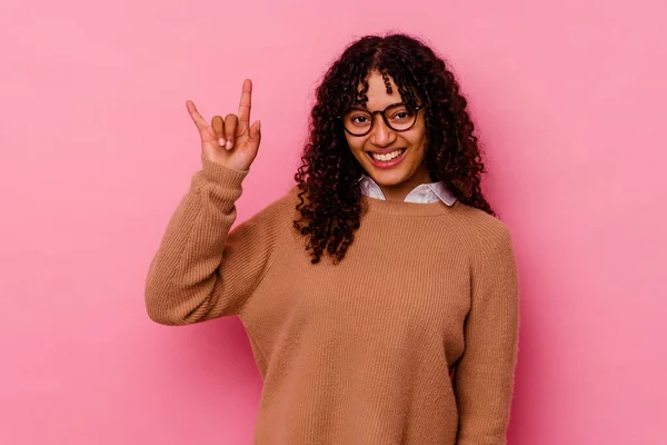 Jovem Mestiça Isolada Sobre Fundo Rosa Mostrando Gesto Chifres Como — Fotografia de Stock