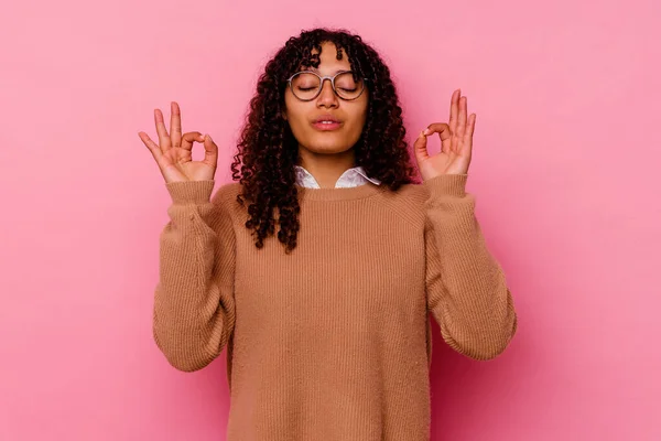 Joven Mujer Raza Mixta Aislada Sobre Fondo Rosa Relaja Después —  Fotos de Stock