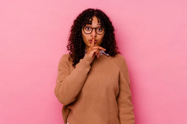 Mujer Joven Mestiza Aislada Sobre Fondo Rosa Guardando Secreto Pidiendo — Foto de Stock