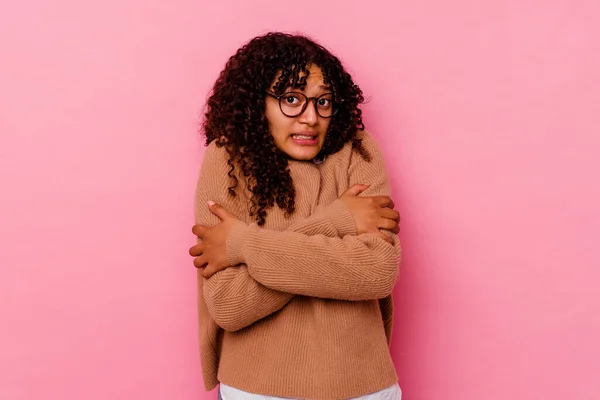 Mujer Joven Raza Mixta Aislada Sobre Fondo Rosa Que Enfría — Foto de Stock