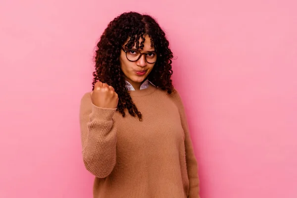 Mujer Joven Mestiza Aislada Sobre Fondo Rosa Mostrando Puño Cámara — Foto de Stock