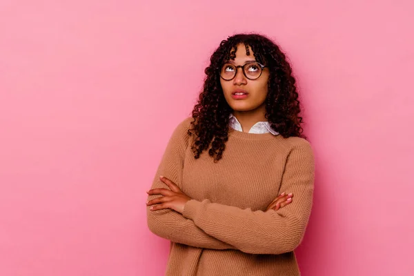 Jeune Femme Métisse Isolée Sur Fond Rose Fatiguée Une Tâche — Photo