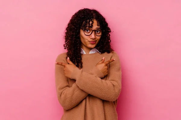 Joven Mujer Raza Mixta Aislada Puntos Fondo Rosa Lado Está — Foto de Stock