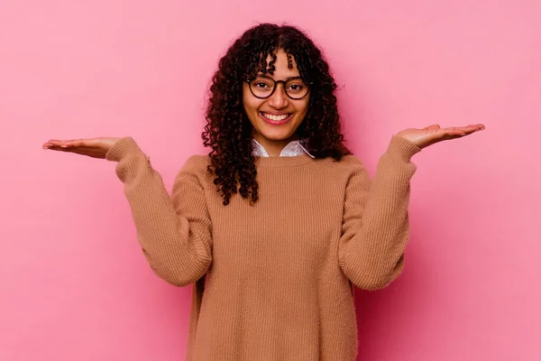 Jovem Mista Mulher Isolada Fundo Rosa Faz Escala Com Braços — Fotografia de Stock