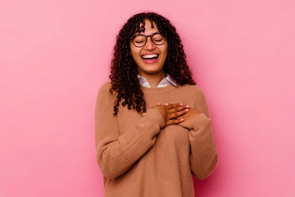 Joven Mujer Mestiza Aislada Sobre Fondo Rosa Riendo Manteniendo Las — Foto de Stock