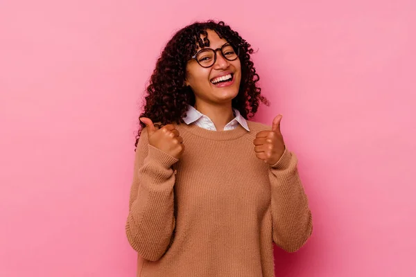 Jovem Mista Mulher Isolada Fundo Rosa Levantando Dois Polegares Para — Fotografia de Stock