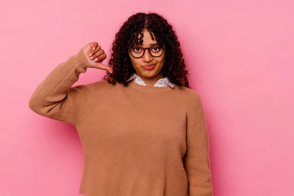 Jonge Gemengde Ras Vrouw Geïsoleerd Roze Achtergrond Toont Een Afkeer — Stockfoto