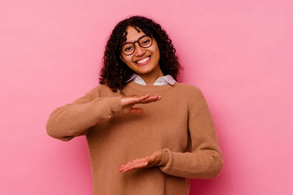 Jovem Mista Mulher Isolada Fundo Rosa Segurando Algo Com Ambas — Fotografia de Stock