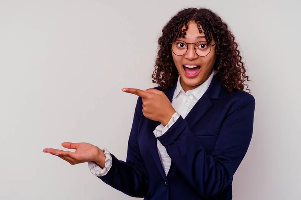 Jovem Empresária Mista Mulher Isolada Fundo Branco Animado Segurando Espaço — Fotografia de Stock