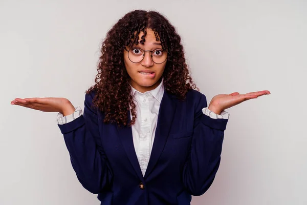 Jeune Entreprise Mixte Femme Isolée Sur Fond Blanc Confus Douteux — Photo