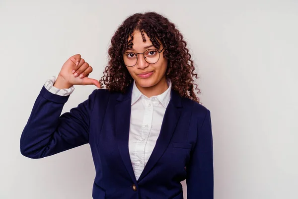 Jonge Gemengde Ras Vrouw Geïsoleerd Witte Achtergrond Toont Een Afkeer — Stockfoto