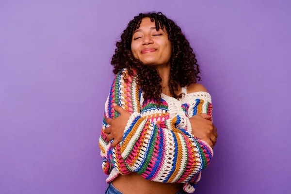 紫の背景の抱擁に隔離された若い混合人種の女性は 屈託のない笑顔と幸せ — ストック写真