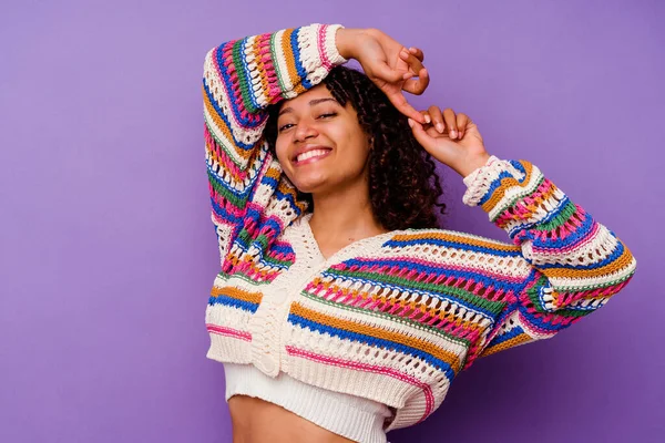 Jovem Mista Mulher Isolada Fundo Roxo Alongamento Braços Posição Relaxada — Fotografia de Stock