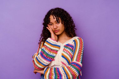 Mor arka planda soyutlanmış, sıkılmış, yorgun ve dinlenmeye ihtiyacı olan genç melez bir kadın..