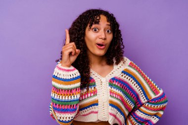 Mor arka planda izole edilmiş genç melez kadının bir fikri, ilham konsepti var..