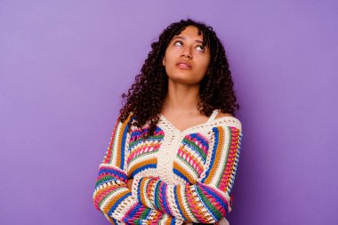 Mor arka planda izole edilmiş genç melez kadın tekrarlanan bir görevden yoruldu..