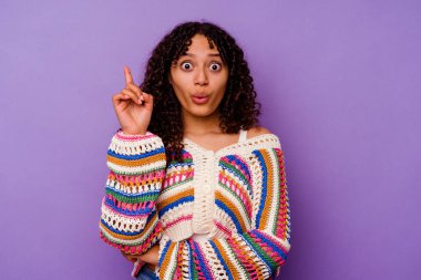 Mor arka planda soyutlanmış genç melez bir kadının harika bir fikri var, yaratıcılık kavramı..