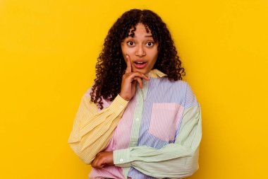 Sarı arka planda soyutlanmış genç melez bir kadının harika bir fikri var, yaratıcılık kavramı..