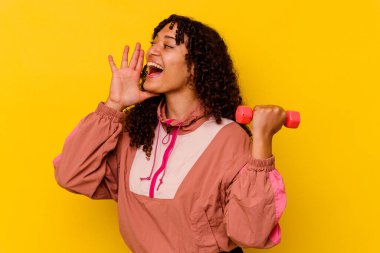 Sarı arka planda soyutlanmış genç, melez bir kadın.