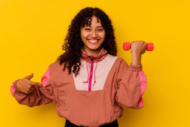 Sarı arka planda soyutlanmış genç, melez bir kadın.