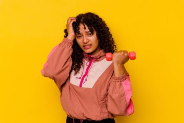 Sarı arka planda soyutlanmış genç, melez bir kadın.