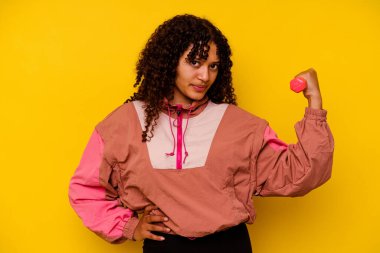 Sarı arka planda soyutlanmış genç, melez bir kadın.