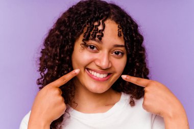 Mor arka planda izole edilmiş genç melez kadın.