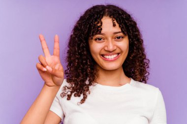 Mor arka planda izole edilmiş genç melez kadın.