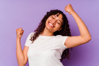 Mor arka planda izole edilmiş genç melez kadın.