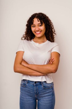 Genç melez kadın, beyaz arka planda izole edilmiş bir şekilde yakın çekimle karşı karşıya.