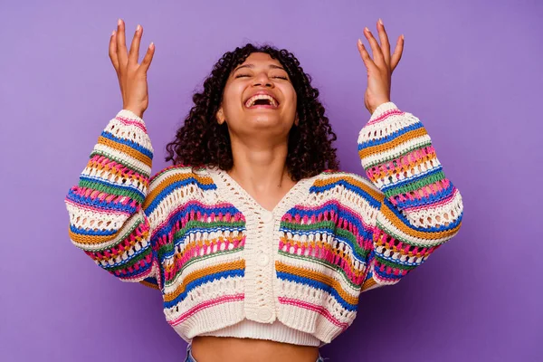 Jong Gemengd Ras Vrouw Geïsoleerd Paarse Achtergrond Schreeuwen Naar Hemel — Stockfoto