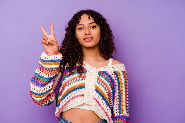 紫色の背景に2番目の指を示す若い混合人種の女性 — ストック写真