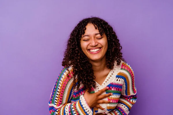 Jong Gemengd Ras Vrouw Geïsoleerd Paarse Achtergrond Lacht Gelukkig Heeft — Stockfoto