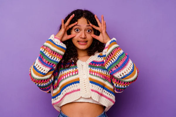 Mujer Joven Mestiza Aislada Sobre Fondo Púrpura Manteniendo Los Ojos — Foto de Stock