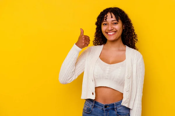 Joven Mujer Mestiza Aislada Sobre Fondo Amarillo Sonriendo Levantando Pulgar —  Fotos de Stock