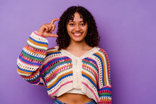 紫色の背景に孤立した若い混合人種の女性は 額で少し何かを保持し 笑顔と自信 — ストック写真