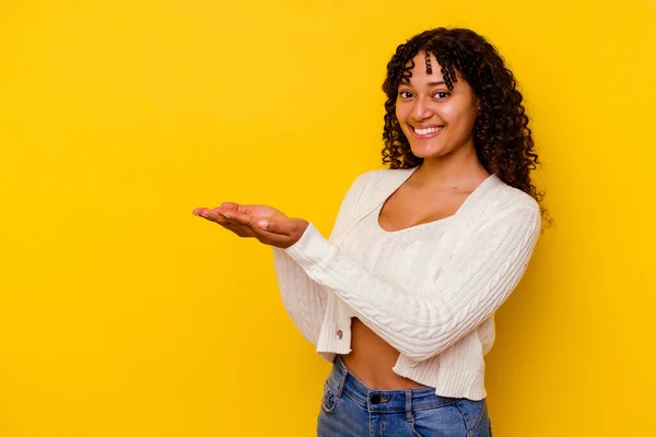 Jeune Femme Métisse Isolée Sur Fond Jaune Tenant Espace Copie — Photo