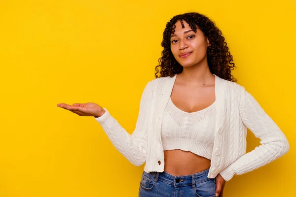 Jonge Gemengde Ras Vrouw Geïsoleerd Gele Achtergrond Met Een Kopie — Stockfoto